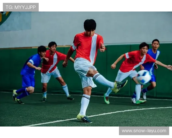 足球球星泳池边的豪华休闲生活与激情瞬间展现