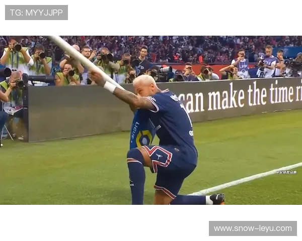 足球球星踢飞蝶瞬间引热议 球场外的偶然美丽与自然碰撞