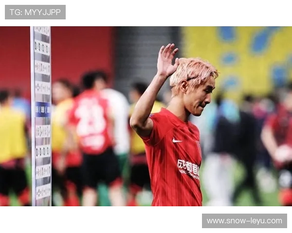 金发球星闪耀绿茵场 揭秘那些金色发丝背后的足球传奇